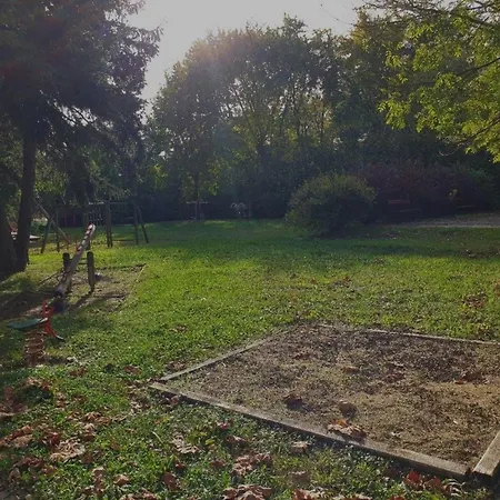 Freistehendes Beim Wellnessbad Mit Eingezaeuntem Garten Und Terrasse *